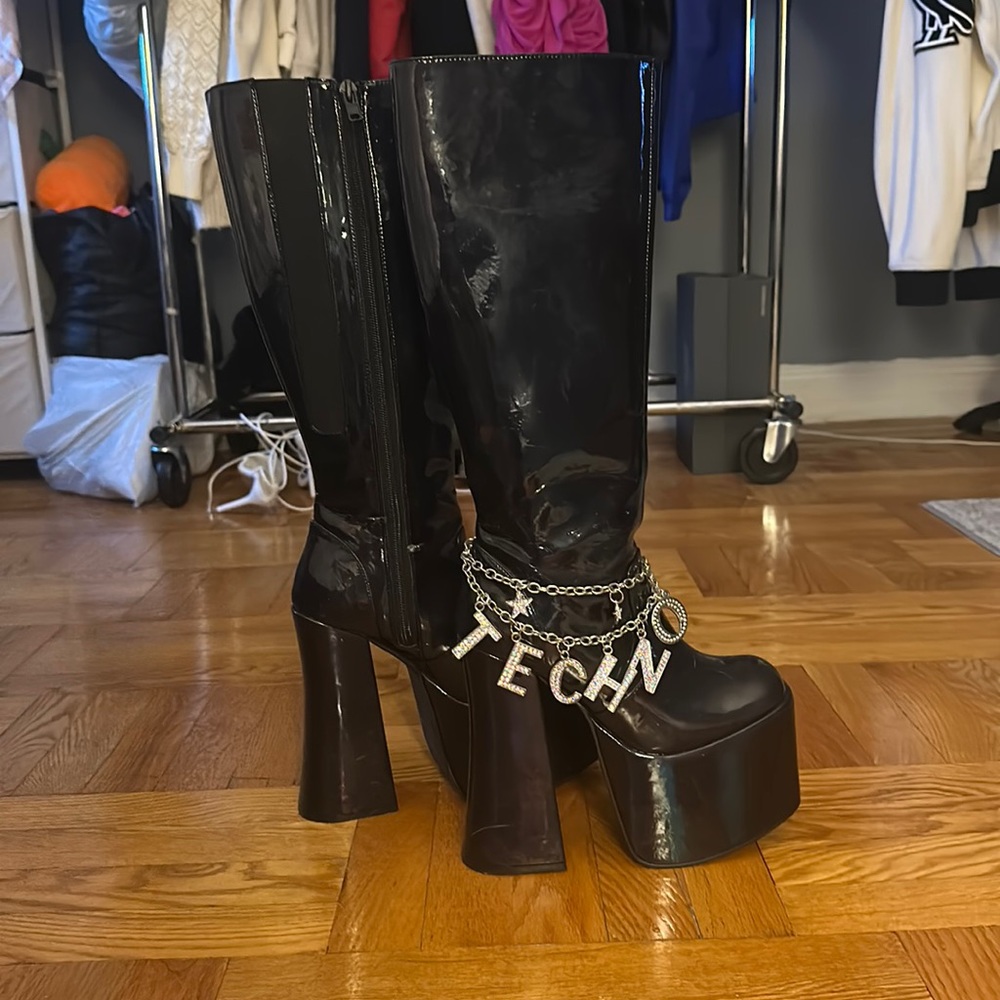 Dolls kill boots with techno chain attached , however it’s  removable! Worn once